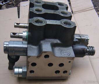 hydraulický rozvaděč - 2