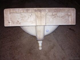 Staré keramické umyvadlo - 2