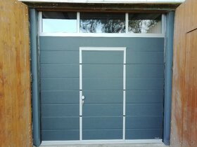 Sekční garážová vrata s dveřmi. - 2
