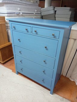 Prodám hezkou komodu z masivu IKEA HEMNES v modrém odstínu - 2