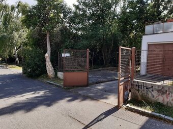 Parkovací místo k pronájmu - 2