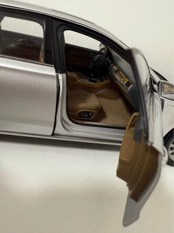 Sběratelský model Audi A8L W12 1/18 - 2