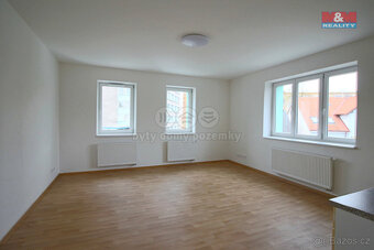 Pronájem bytu 1+kk, 37m², Hradec Králové, ul. Bratří Štefanů - 2