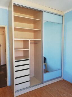 Vestavná skříň s posuvnými zrcadly - 2