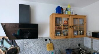 Borovicová kuchyně s příborníkem a spotřebiči,4997 - 2