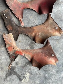 Predám ĽAVÝ PLECH podsedlové plechy JAWA 250/353 kývačka/kus - 2