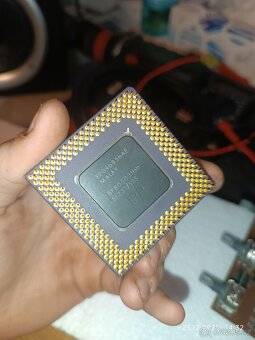 Starý procesor intel s větrákem 12v - 2