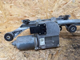 KOMPLETNÍ TÁHLA STĚRAČŮ S MOTŮRKEM AUDI Q7 4L1955119A - 2