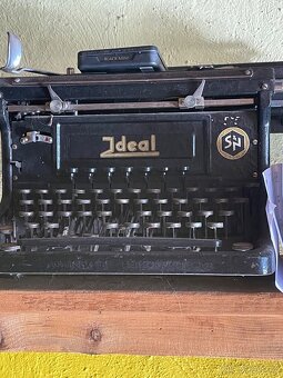 Staré psací stroje a váhy - 2