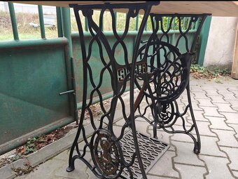 Stůl ze šicího stroje - 2