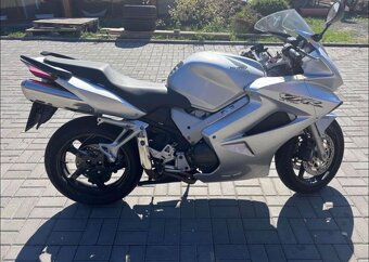 Zdravím prodám Hondu 800 rok 2003 najeto ma 45k na motorce j - 2