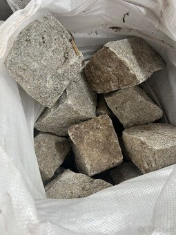 Kostky ze štípané žuly - 2