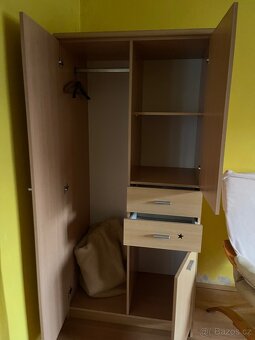 Dřevěná skříň - 2