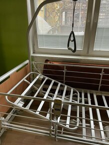 Elektrická polohovací postel Invacare s hrazdou - 2