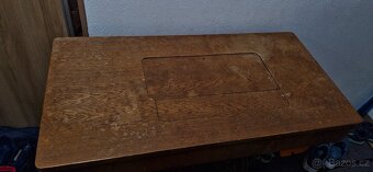 Daruji stůl se šlapacím šicím strojem – za odvoz (Brno) - 2