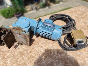 Elektromotor s převodovkou a navijákem. - 2
