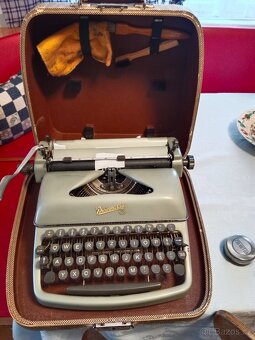 Prodám kufříkový psací stroj. - 2