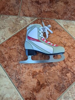 ZNAČKOVÉ KVALITNÍ BRUSLE CROWNED VE VELMI PĔKNÉM STAVU - 2