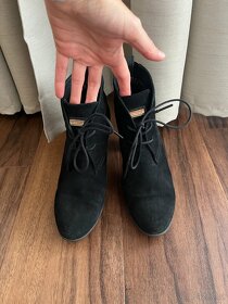 Kotníkové kožené černé boty na podpatku Tommy Hilfiger - 2