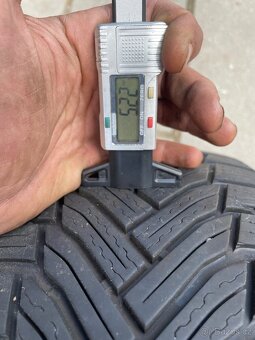 Dvě zimní pneu Michelin 205/55/16 - 2
