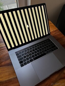 MacBook Pro 15” 2018 – i7 / 16GB / 512GB – vadný, na opravu - 2