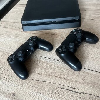 PS4 Slim 500GB + 2x ovladač Dualshock 4 - 2