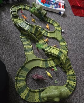 Dinosauří dráha s autíčkem a figurkami - 2