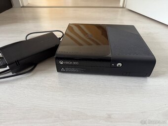 Prodám Xbox 360 s kinectem, 2 ovladače - 2