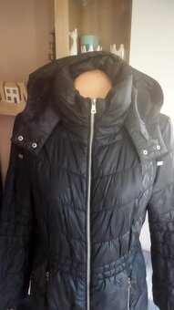 Prodám moc hezký černý prošívaný kabát s kapucí - 2