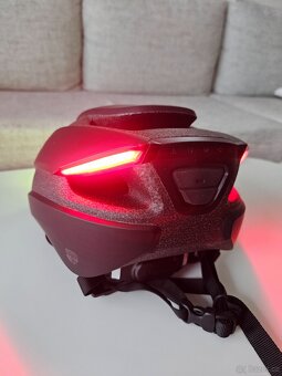 Unikátní cyklistická helma Lumos Ultra (s LED + blinkrem) - 2