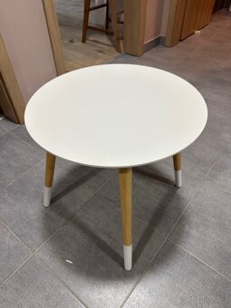 Prodám malý kulatý stolek - 2