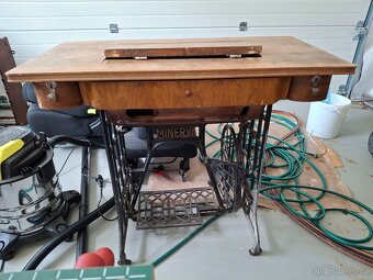 Starožitný šicí šlapací stroj stůl Minerva litinové nohy - 2