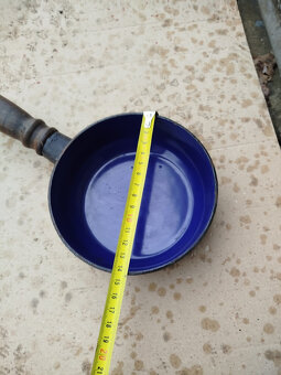 stará malá litinová pánev - 2