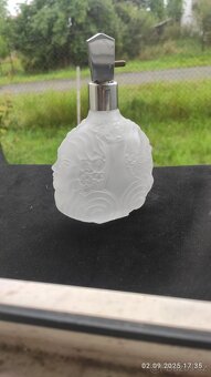 starý flakon s podobiznami - 2