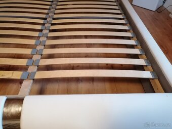 Čalouněná manželská postel - 2