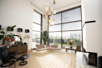 Prodej rodinného domu 716 m2, pozemek 1135 m2 - 2