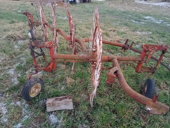 Paprskový obraceč a nahrabovac sena - 2