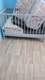 Dřevěná dětská postýlka. - 2