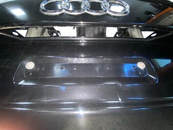 Páté dveře černá metalíza LZ9Y Audi Q7 4L r.v. 2007 - 2