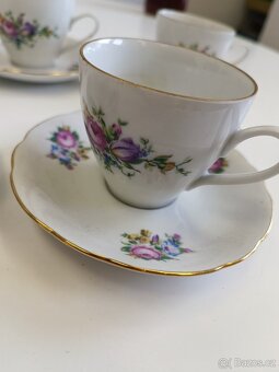 Sada 4 porcelánových kávových šálků s podšálky - 2