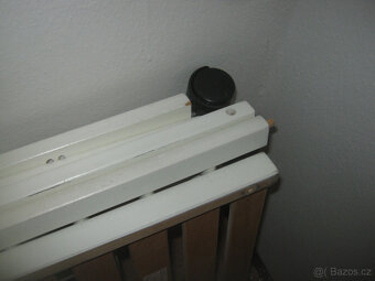 Prodám dětskou bílou postýlku na kolečkách-90 kč. - 2