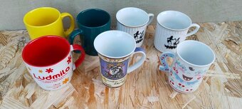 Různé hrnky a 2 skleněné frťany - 2