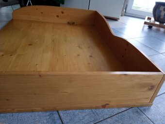 Dřevěný přebalovací pult - 2