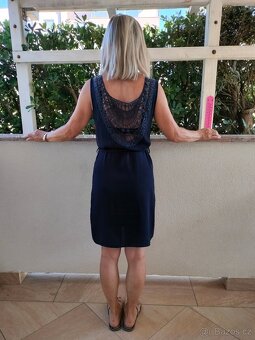 Dámské letní šaty na ramínka tmavomodré - 2