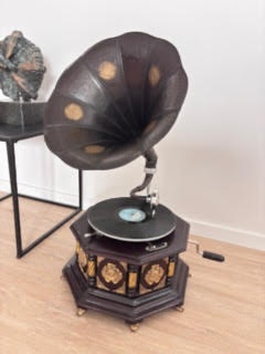 gramofon s mosadznou trubou - 2