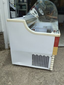 Zmrzlinová vitrína Pitagora - 2