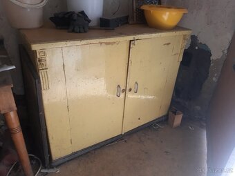 Prodám staré skříně a stul - 2