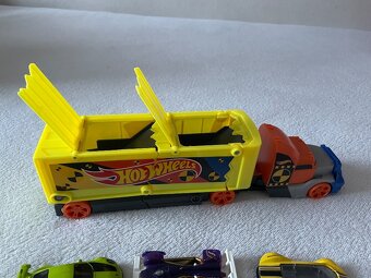 Hot Wheels Havarující tahač - 2
