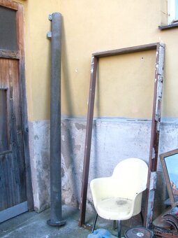 Sloup kovový, podpěra 250 cm uchycení, patice - 2