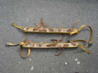 Starý filcový střešní nosič na lyže, retro pro veterány. - 2